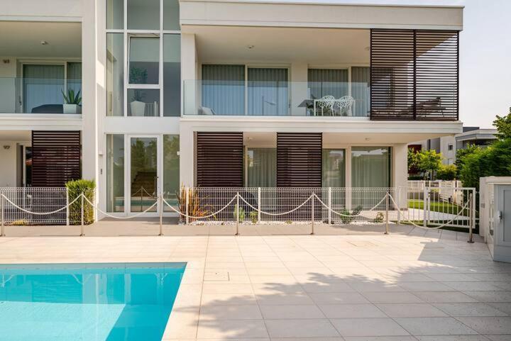 Apartment Luma With Pool リド・ディ・イエゾロ エクステリア 写真